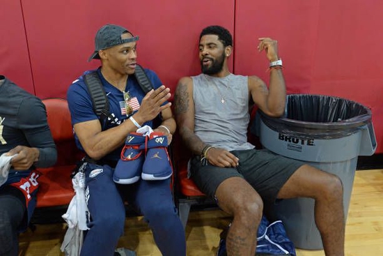 后卫身体对抗强度惊人，主帅盛赞（后卫对抗硬度爆表，主帅力赞）