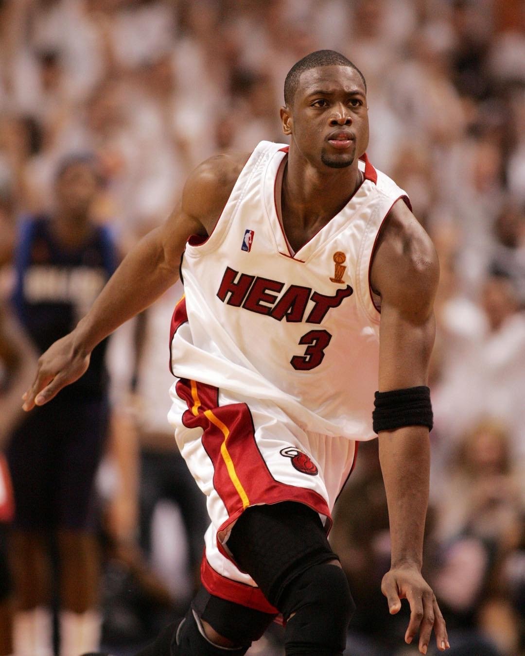 跟队记者：莱奥的问题是腹股沟炎症；米兰vs科莫可能延期进行（队记：莱奥腹股沟发炎；米兰战科莫或推迟进行）