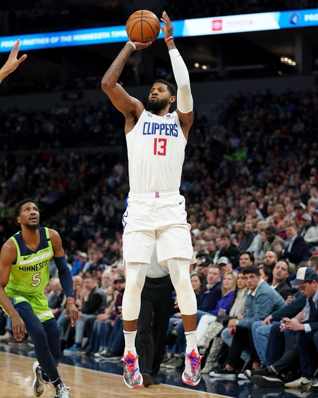 战报速递，猛龙领先凯尔特人2分，英格拉姆与怀特表现抢眼（赛况快报：猛龙暂以2分领先凯尔特人，英格拉姆与怀特高光发挥）