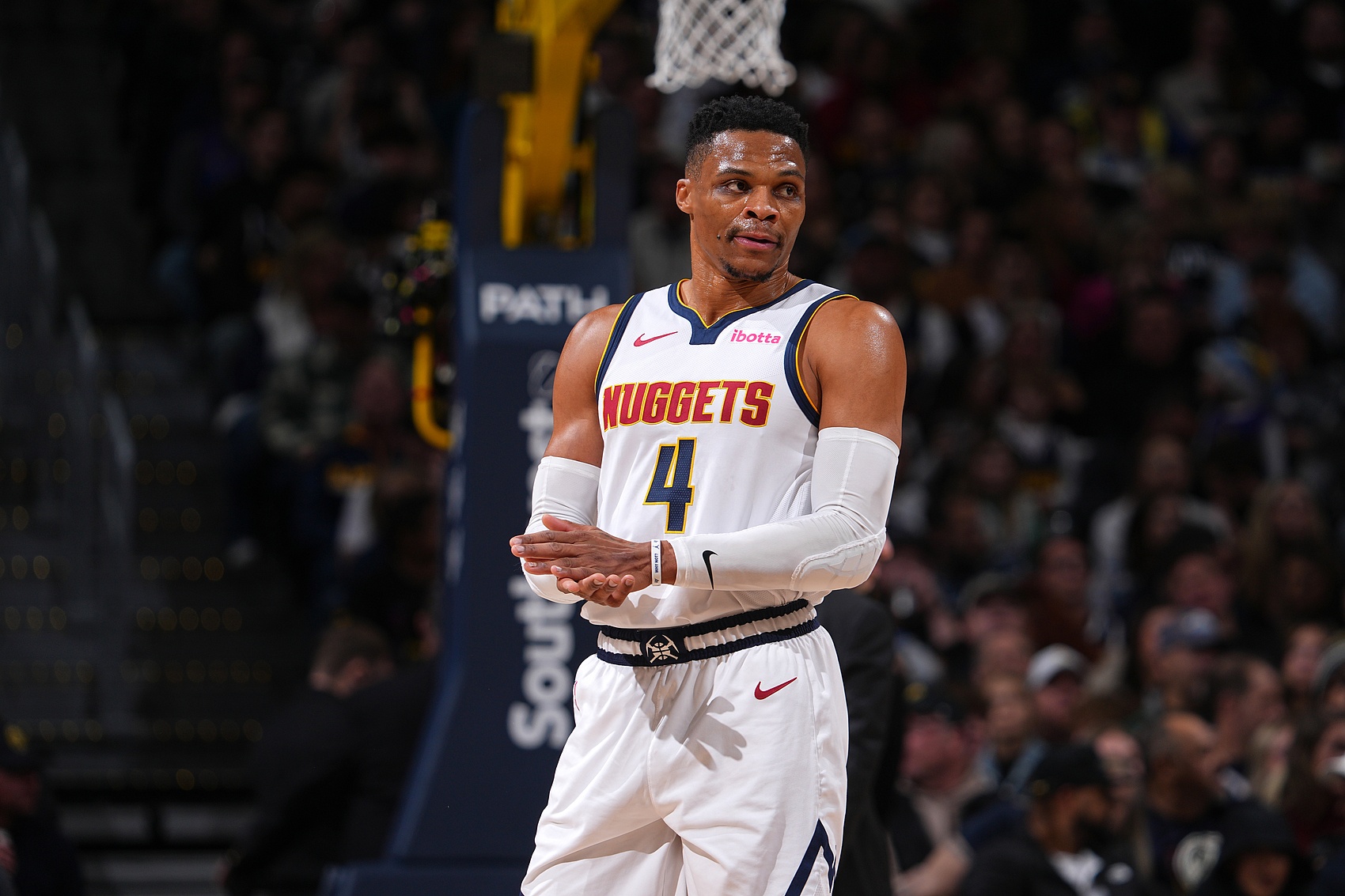 地上足球：皇马预定四大皆空！（地上足球：皇马恐赛季颗粒无收）