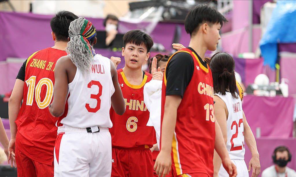 曼联第一季度总营收为1.403亿英镑，较去年同期有所下降（曼联第一季度营收1.403亿英镑，同比下降）