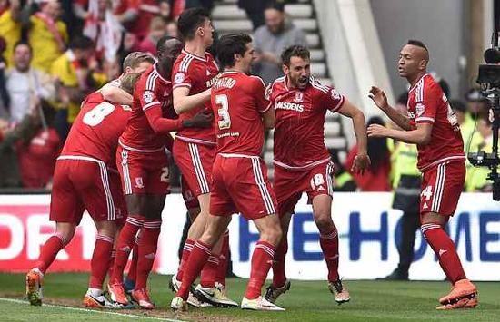 感谢恩师，出自崇明基地的海港球员将奖牌挂在徐根宝脖子上（致敬恩师，海港崇明出身球员将奖牌挂在徐根宝颈间）