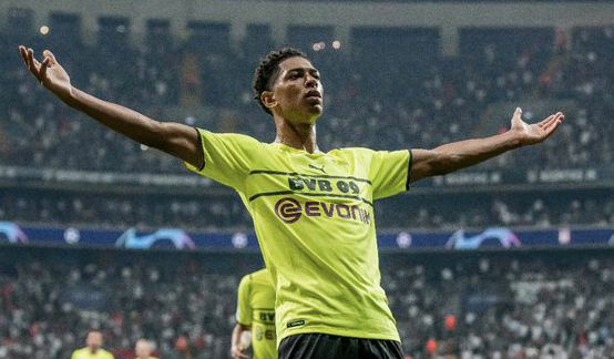 争议判罚点燃全场，两队差点动手（争议吹罚引爆火药味，双方险些爆发冲突）