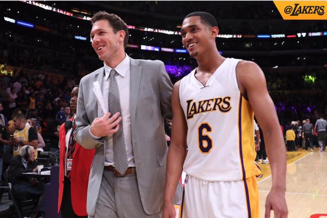 湖人詹姆斯关键封盖锁定胜局（詹姆斯关键盖帽助湖人锁定胜利）