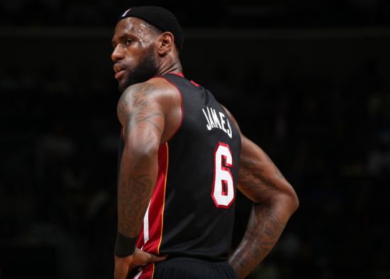 姆巴佩速度突破 防线全面告急（姆巴佩闪电突进 后防线告急）