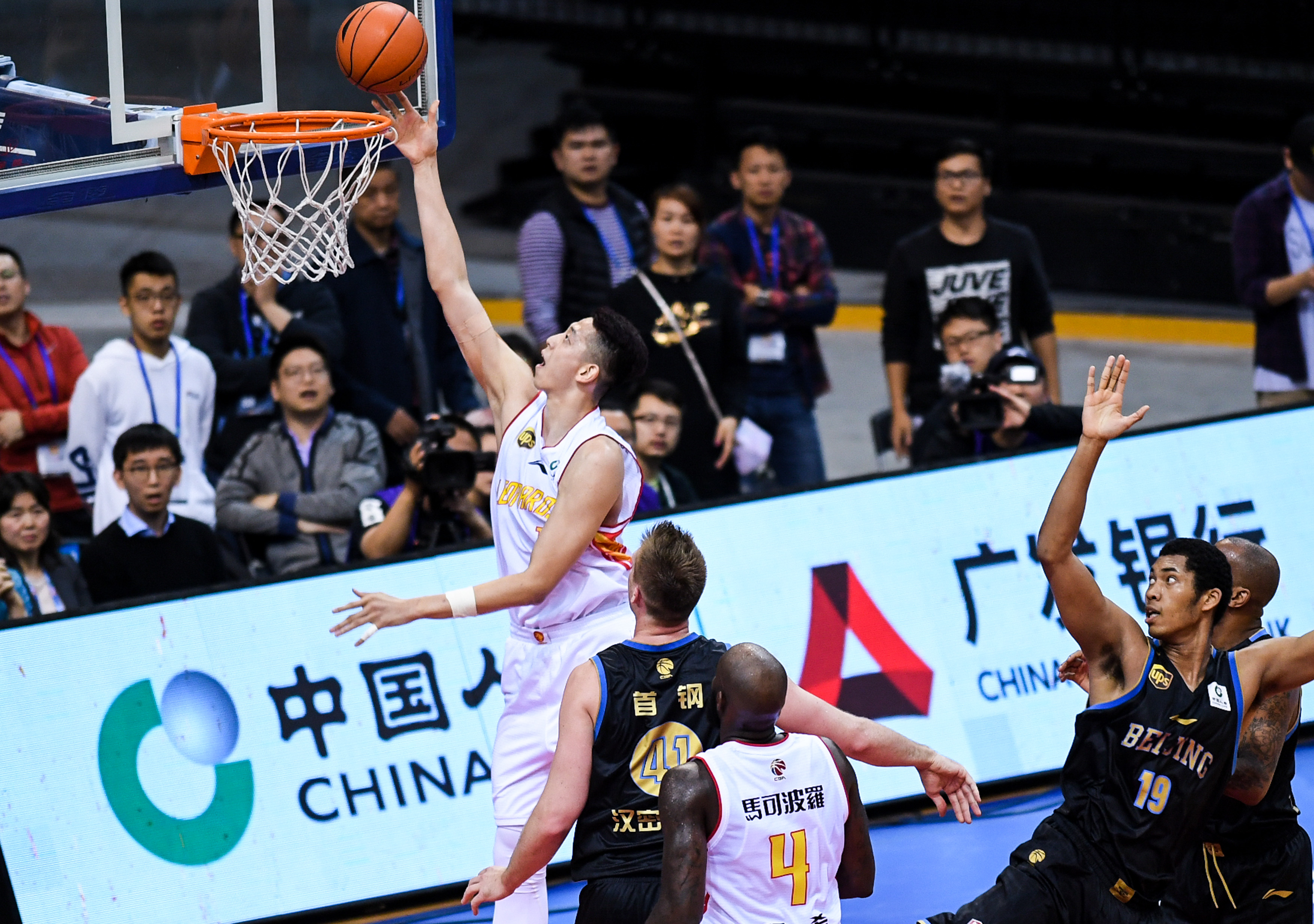 幸福甜蜜，高准翼爱人社媒分享婚纱照拍摄花絮（高准翼爱人社交平台晒婚纱照花絮，甜蜜满满）