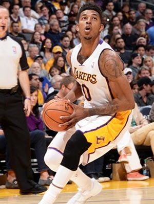 詹姆斯过去5战场均27.6+7+6，投篮命中率高达54%（詹姆斯近5场场均27.6分7板6助，投篮命中率54%）