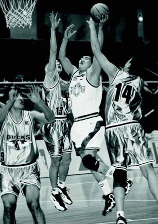 足球英超裁判再陷争议，赛后官方急发声明（英超裁判判罚再起争议，赛后官方紧急回应）