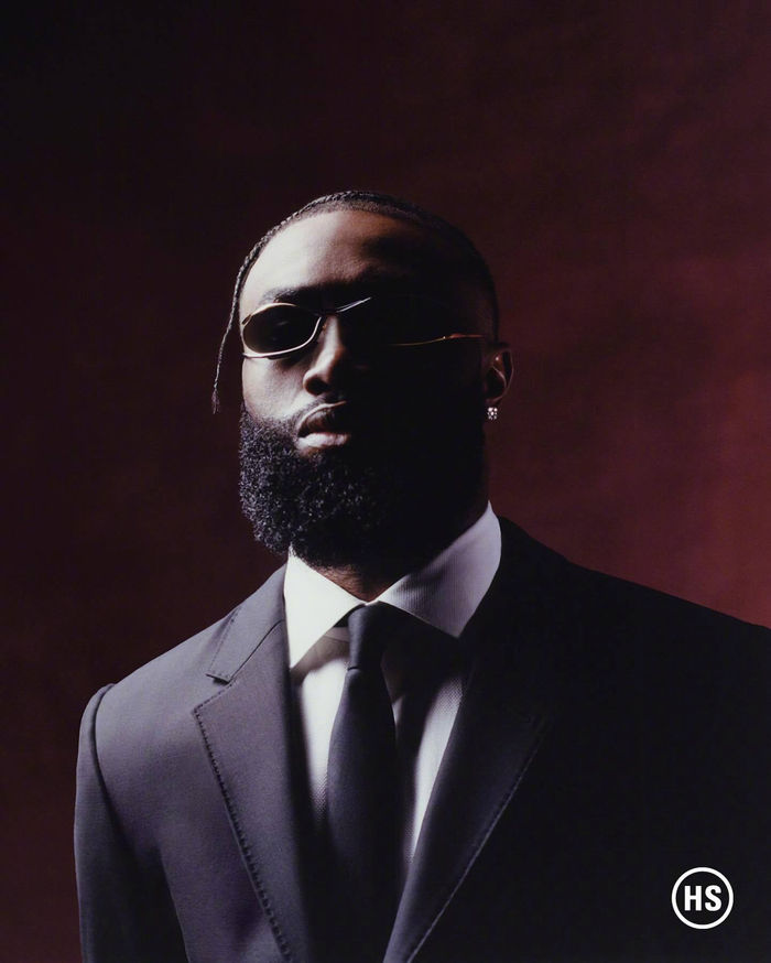 从手足无措到游刃有余，齐达内在公园学着踢毽子（齐达内在公园学踢毽子：从笨拙到娴熟）