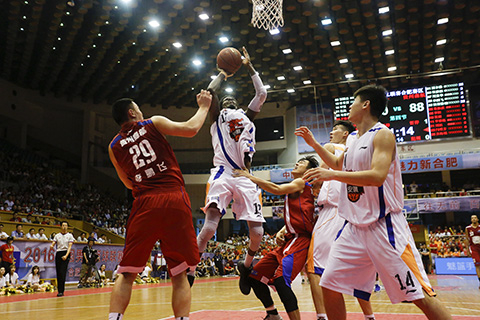 欧冠巅峰对决成主帅保卫战 皇马主场翻身可博胜（欧冠巅峰之战成帅位保卫战 皇马主场有望反弹取胜）