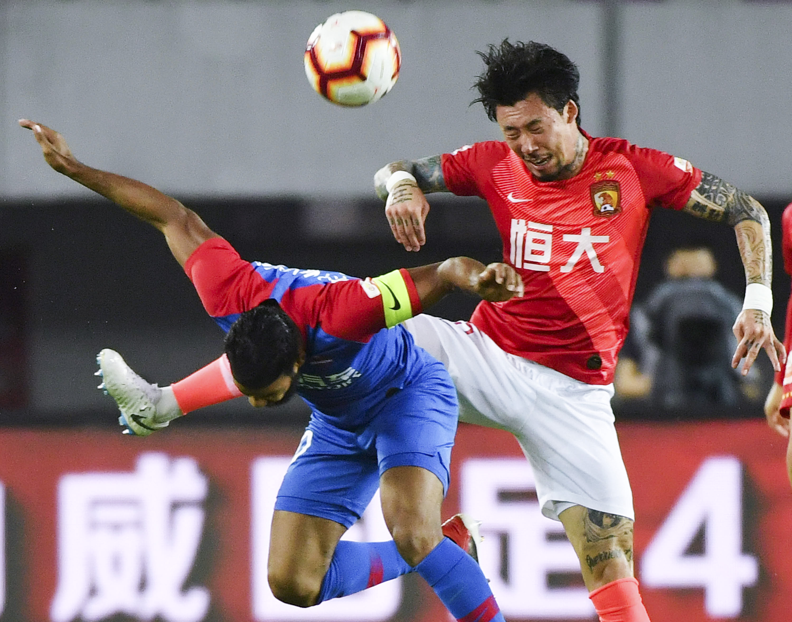 大罗与阿尔卡拉斯切磋网球，还赠送其签名巴西球衣（大罗与阿尔卡拉斯打网球，亲赠签名巴西球衣）