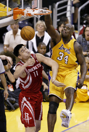 喋喋不休！克里斯造成杀伤后不停抱怨 被吹技犯送徐杰1分（抱怨惹祸：克里斯造杀伤后被吹技术犯规，徐杰多拿1分）