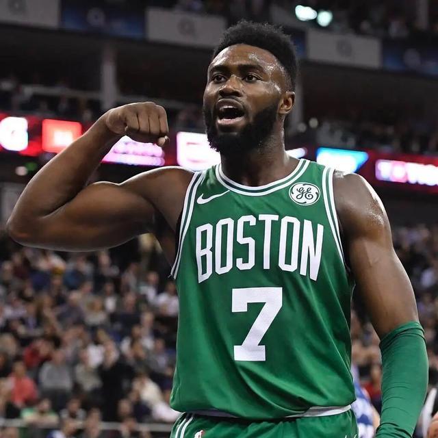 “封神”助力续航绿茵梦想，新鹏城与台铃举行车辆交付仪式（台铃“封神”护航绿茵征程，新鹏城举行车辆交付仪式）